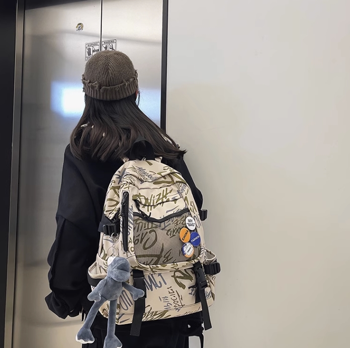 男女兼用リュックサック メッシュポケット 缶バッジ マニッシュデザイン バッグ カバン リュック 肩がけ 手持ち バッグパック デイバッグ